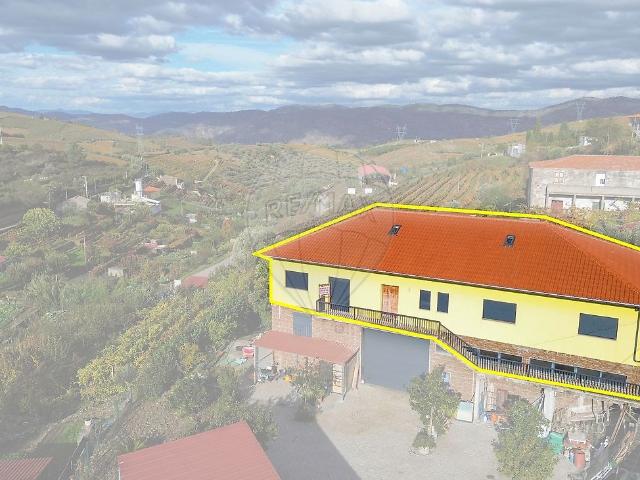 Edifício com 2 Apartamentos T3 + T2 Duplex – São João da Pesqueira