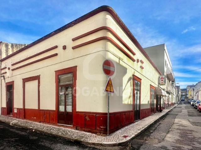 Edifício com grande potencial no coração da cidade!