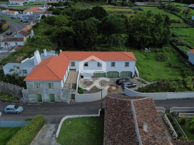 Edifício com elevado potencial de investimento em São Mateus da Calheta