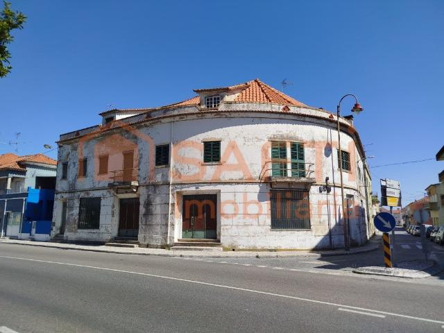 Edifício Com Habitações, Comércio e Armazém Para Recuperar 820m² São Miguel do Rio Torto e Rossio ao Sul do Tejo