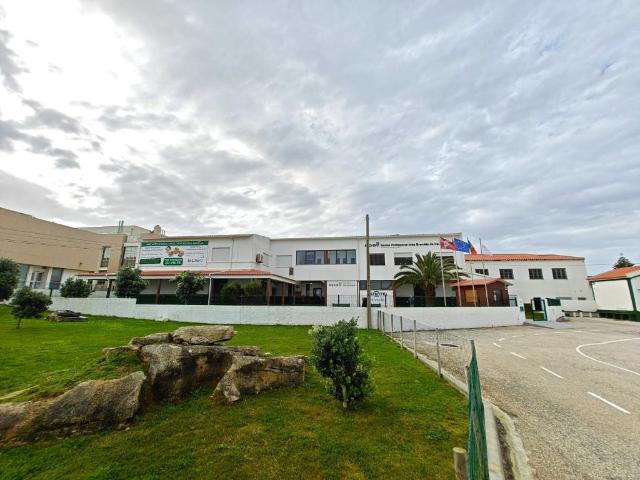 Edifício com possibilidade para apartamentos bem perto da co. 0m² Peniche