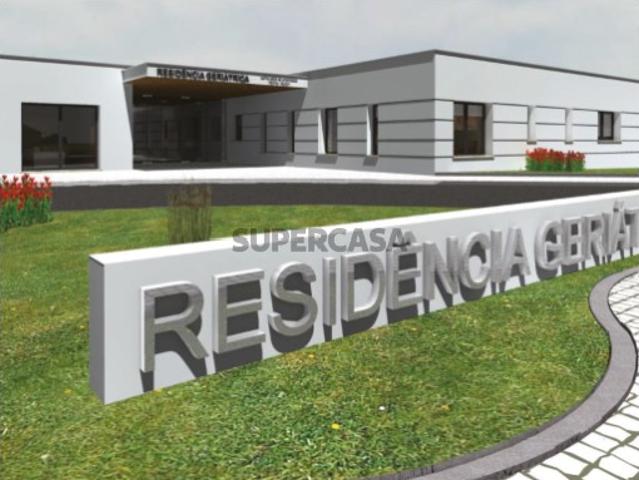 Edifício com projeto aprovado para lar, Pedreiras, Porto de Mós Leiria