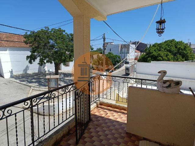 Edifício Com Três Pisos Várias Divisões Habitação Rest. 530m² Castro Marim