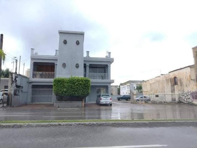 EDIFICIO COMERCIAL CON AREA DE TERRENO DOBLE FRENTE