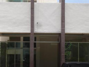 Edificio Comercial con Showroom, Departamentos y Terraza en Av. Palenque Canc?n