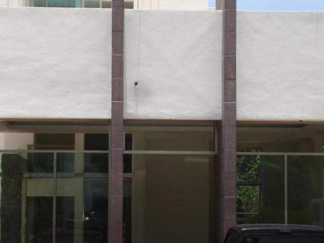 Edificio Comercial con Showroom, Departamentos y Terraza en Av. Palenque Canc?n