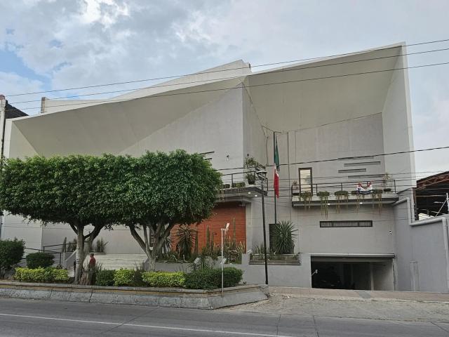 Edificio Comercial en el Blvd Principal de la Zona Centro de Leon, Guanajuato con estacionamientos