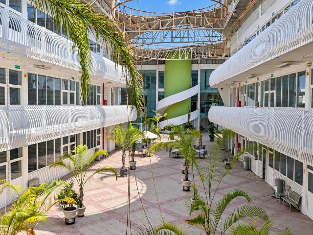 Edificio Comercial en Jardines del Moral, sobre Paseo de los Insurgentes Le?n Guanajuato Zona Norte