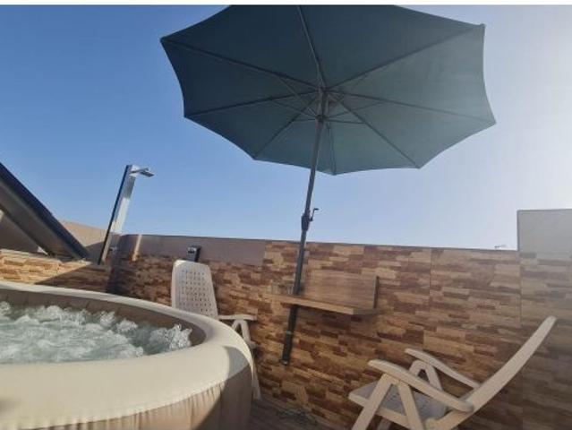 Edificio completo con garaje para 5 coches, 2 viviendas y azotea con jacuzzi – Gran oportunidad en V