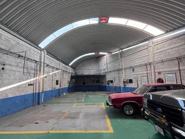 Edificio con bodega para oficina o casa habitacion