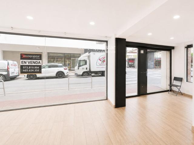 Edificio con local comercial y vivienda a reformar a 100 m d. 229m² Palamós