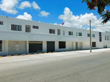 Edificio con locales comerciales y departamentos