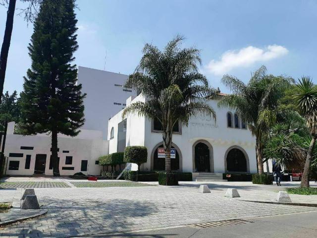 Edificio con locales comerciales en esquina en venta en Colonia Polanco sobre Av