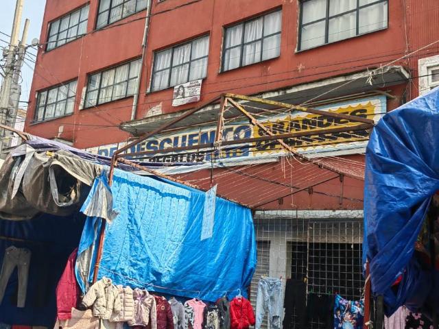 Edificio de 4 pisos con Local comercial, en esquina