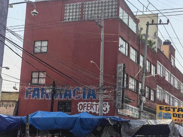 Edificio de 4 pisos con Local comercial, en esquina