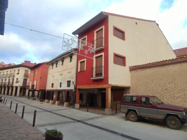EDIFICIO DE TRES PLANTAS