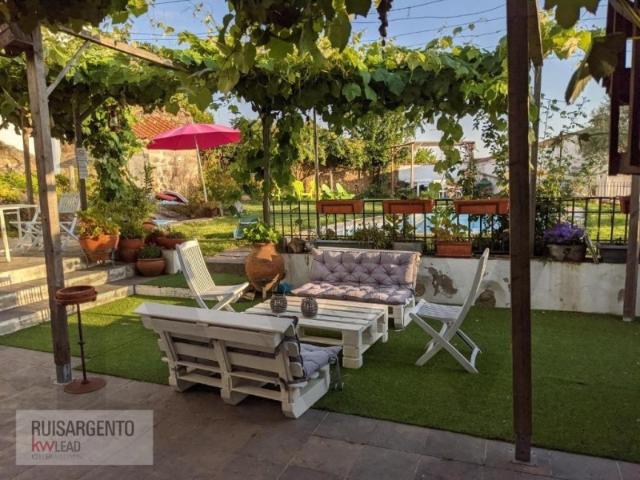 Edificio de habitação com 7 suítes, sala de refeições, Jardim, Piscina e antigo Forno Comunitário