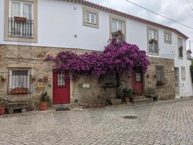 Edificio de habitação com 7 suítes, sala de refeições, sala de jogos, jardim e piscina
