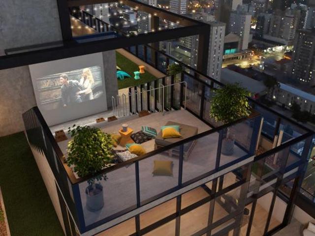 Studio no Centro de Curitiba. Andar alto com 1 vaga
