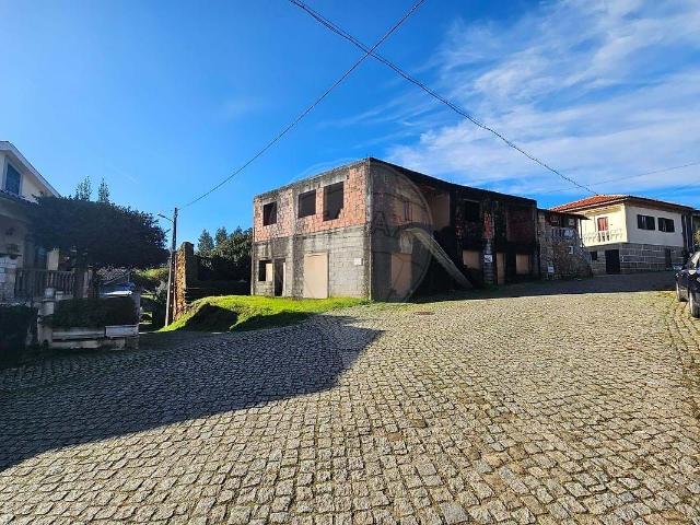 Edifício em bruto, pronto para personalizar a seu gosto