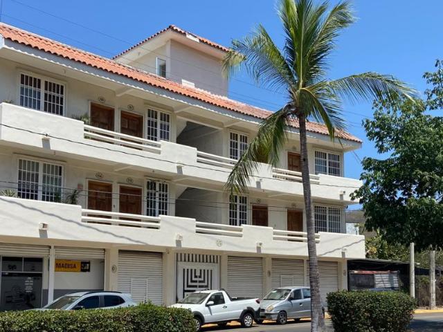 Edificio en venta con locales y departamentos en Zihuatanejo