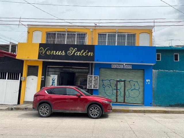 Edificio en venta con locales comerciales y departamentos en Ter?n