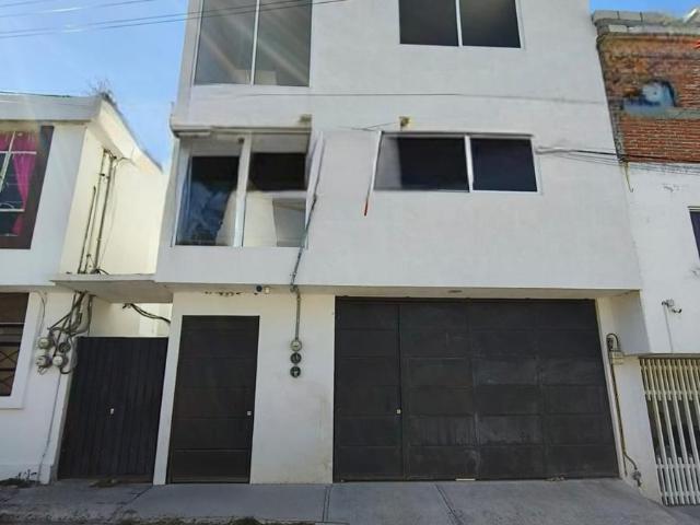 Edificio en venta de 3 departamentos colonia Mayorazgo, Puebla
