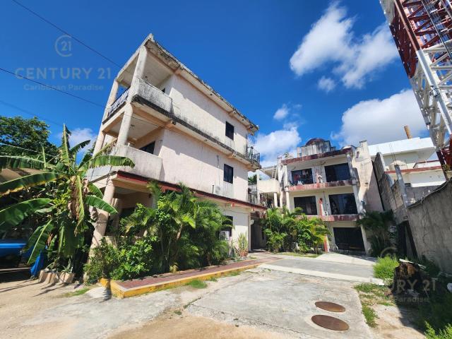 Edificio en venta sobre Federal con 16 estudios 1 local comercial Playa Del Carmen P4591