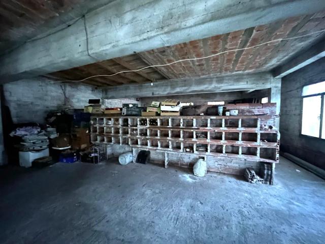 Edificio en Cacabelos: Oportunidad de Inversión para Reformar