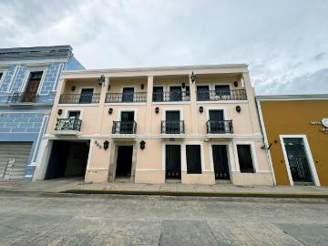 Edificio en calle principal del centro, ubicado a 350m de la plaza principal