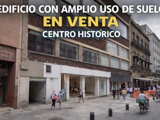 Edificio en calle principal en centro historico de CDMX