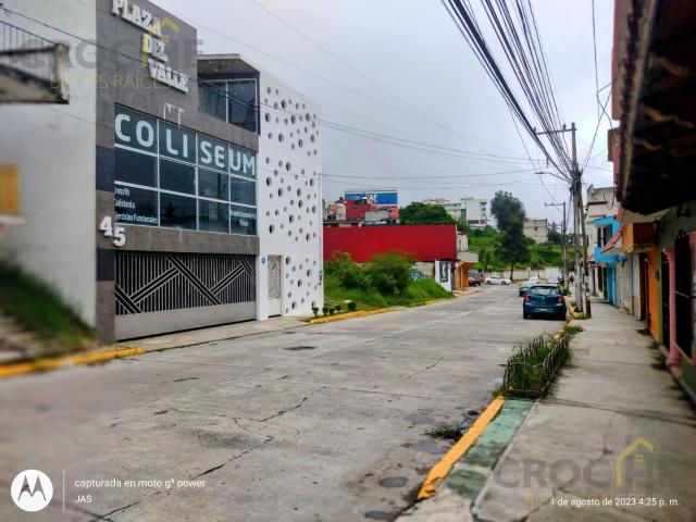 Edificio en renta dos secciones: terraza y estacionamiento en la Unidad del Valle