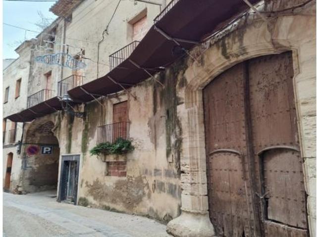 Edificio histórico para rehabilitar en pleno centro de Alforja – Gran oportunidad para inversión o p