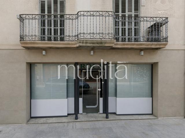 Edificio modernista en el centro de Manlleu con potencial de transformación