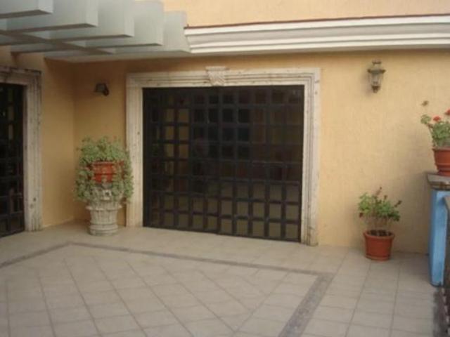 Edificio muy VERSATIL A UN USO PARA: Casa / Oficina / Renta de Cuartos