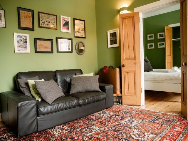 Edinburgh Old Town EH1, 1 bed flat to rent, £3,064 pcm | PrimeLocation
