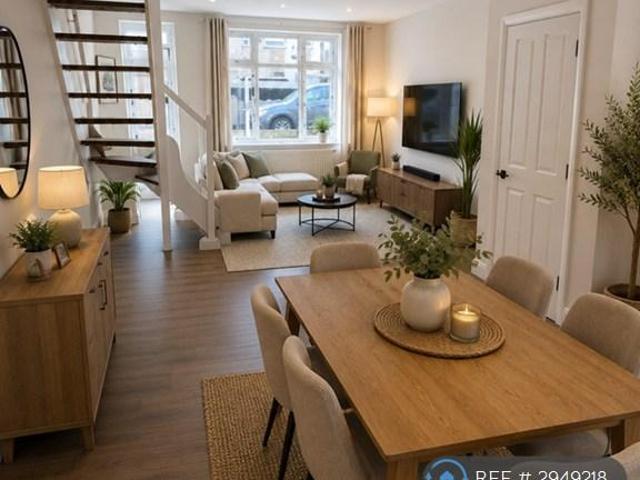 Edinburgh Road, Chatham, ME4 3 bed terraced house to rent £1,395 pcm £322 pw