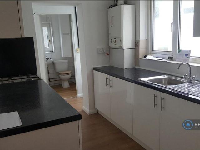 Edinburgh Road, Chatham, ME4 3 bed terraced house to rent £1,350 pcm £312 pw