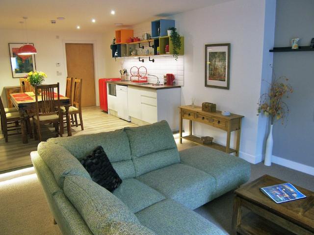 Edinburgh Waverley, South Ramp, City of Edinburgh, EH1 1QB, United Kingdom | 1 bed apartment for rent #95837461 | Rentberry