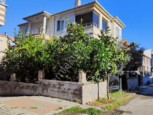 Edis Emlak'tan Kiralık İshaklıda Triplex 5+2 Eşyalı Lüx Villa