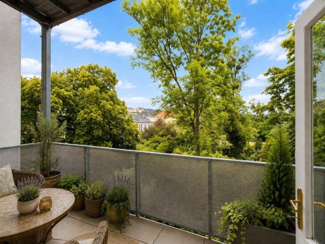 Edle Altbauwohnung mit Balkon in ruhiger Seitengasse – klassischer Charme, moderner Komfort