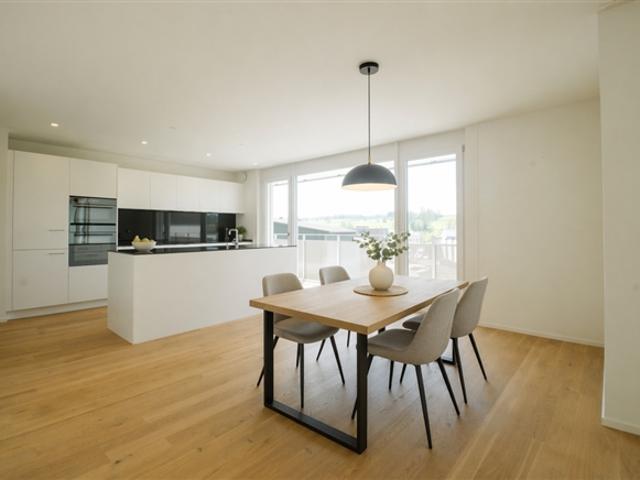 Edle und moderne 3.5 Zimmer Wohnung mit Südbalkon