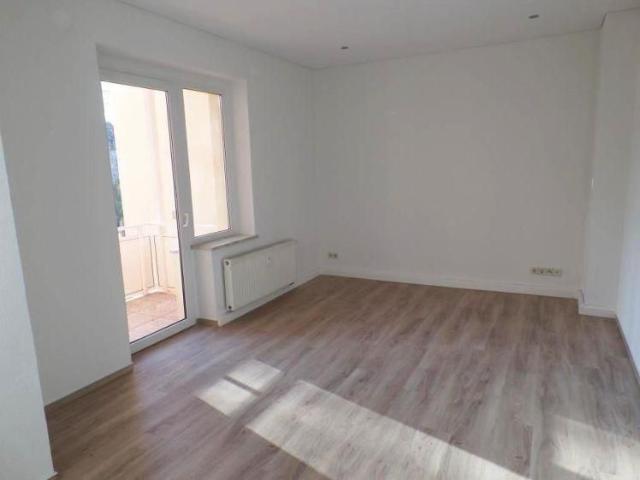 Edle Wohnung mit Balkon, schöner großer Küche, Design Fußboden.