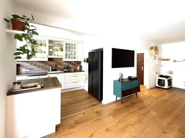 EDLE 3 ZIMMER WOHNUNG MIT LOGGIA UND U BAHN VOR DER TÜR!