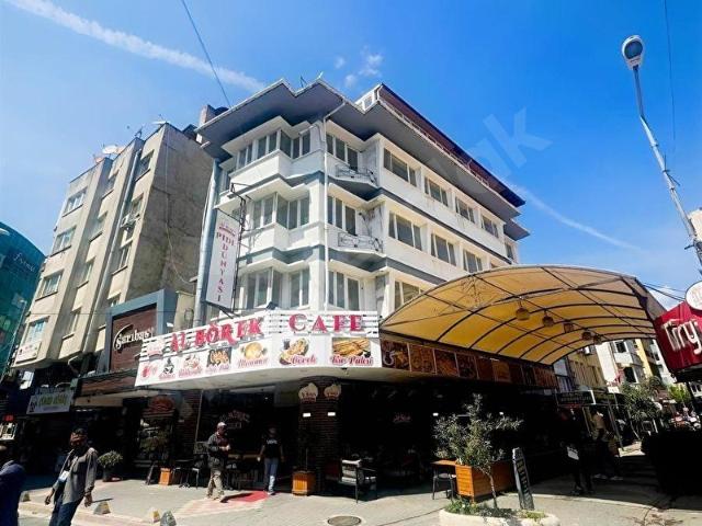 Edremit Merkezde Satılık 30 Odalı Otel + Ticari Köşe Bina