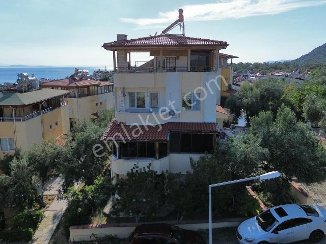 Edremit Avcılarda Site İçerisinde 4+2 Satılık Villa