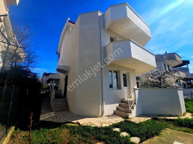 Edremit Güre'de Denize 220 Mt Masrafsız 3+1 Satılık Villa