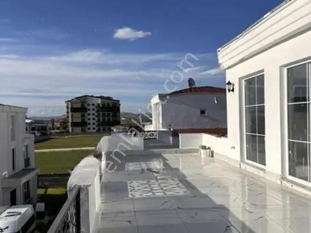 Edremit Hilton Oteli Arkasında Site İçinde Kiralık Yeni Villa