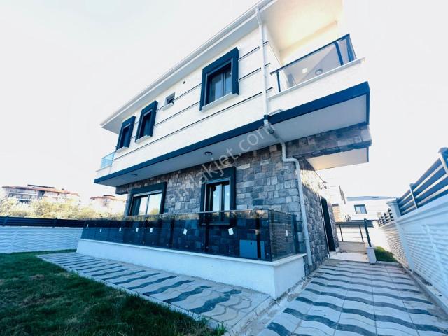 Edremit Kadıköy De 3+1müstakil Havuzlu Satılık Villa