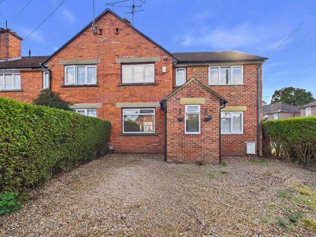 Edward Avenue, Camberley, Surrey, GU15 3 bed end of terrace house to rent £1,700 pcm £392 pw
